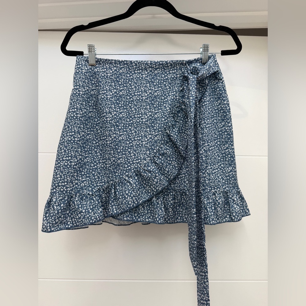 Blue Floral Wrap Mini Skirt – Adjustable Ruffle Hem Tie Waist Breezy Size S